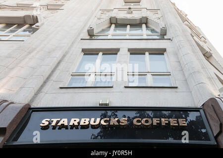 BUDAPEST, Ungarn - 11. AUGUST 2017: Starbucks Logo vor einem Starbucks-café in der Innenstadt von Budapest, die Hauptstadt Ungarns Pictu Stockfoto