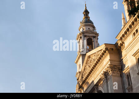 Szent Istvan Basilika, aka St. Stephan Kirche bei Sonnenuntergang. Diese Basilika ist berühmt für eines der größten Wahrzeichen der Stadt cente Stockfoto