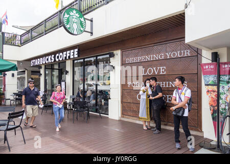 Personen außerhalb von Starbucks Coffee Shop, Maharaj pier, Bangkok, Thailand Stockfoto