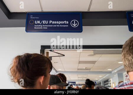 Passagiere Schlange durch die Passkontrolle am Flughafen Leeds Bradford, Yorkshire, England, Großbritannien Stockfoto