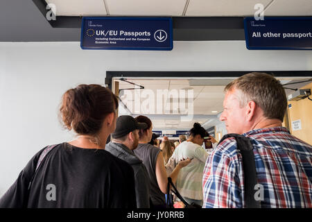 Passagiere Schlange durch die Passkontrolle am Flughafen Leeds Bradford, Yorkshire, England, Großbritannien Stockfoto