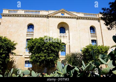 Ansicht von der Seite des Malta Maritime Museum mit Feigenkakteen im Vordergrund, Vittoriosa, Malta, Europa. Stockfoto