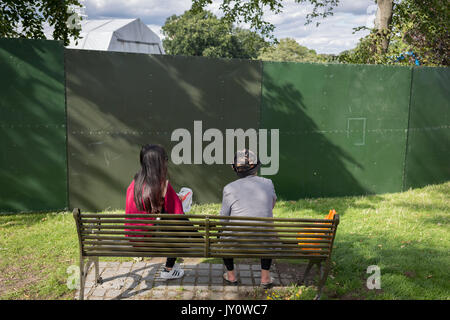 Brockwell Park Benutzer schauen Sie sich die Aussicht von Ihrer Bank, während der Sunfall Festival, am 14. August 2017, in London, England. Stockfoto