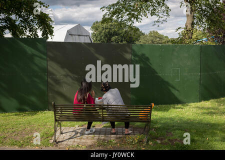 Brockwell Park Benutzer schauen Sie sich die Aussicht von Ihrer Bank, während der Sunfall Festival, am 14. August 2017, in London, England. Stockfoto