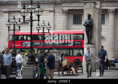 Eine London Bus übergibt die WW 1 Kriegerdenkmal gegenüber der Bank von England in Cornhill, in der Hauptstadt der ältesten Financial District aka der Square Mile, am 14. August 2017, in der City von London, England. Stockfoto