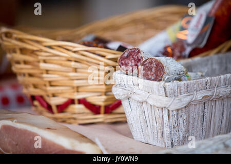 Traditionelle Salami im Korb auf dem Markt zu verkaufen. Stockfoto