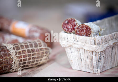 Traditionelle Salami im Korb auf dem Markt zu verkaufen. Stockfoto