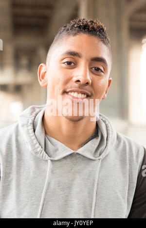 Porträt des Lächelns Mischlinge Mann Stockfoto