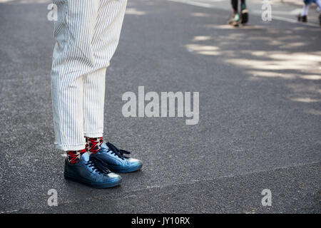 Gestreifte Hose, gemusterte Socken, teal Schuhe, niedrige Abschnitt Stockfoto
