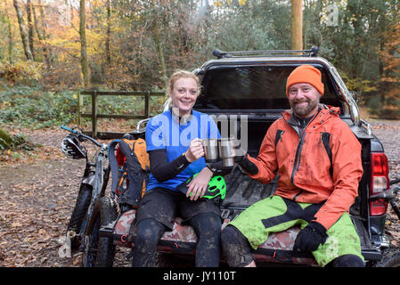 Kaukasische paar Toasten mit Kaffeetassen in der Pickup Truck Stockfoto