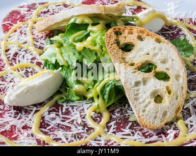 Rindercarpaccio mit Trüffel-Käse Stockfoto