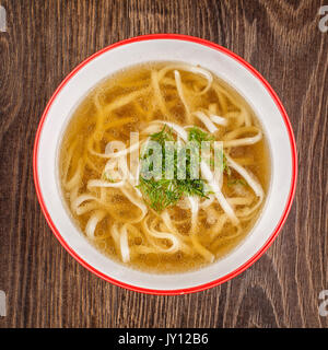 Brühe mit Nudeln und Fenchel Stockfoto