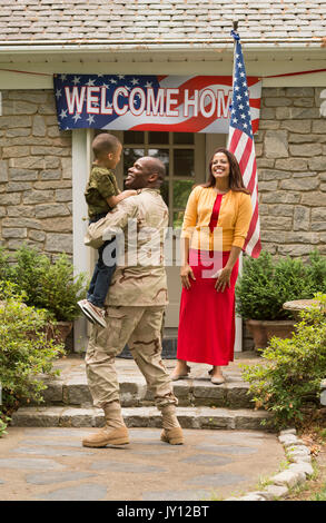 African American Boy gruß Zurück Soldat Vater Stockfoto