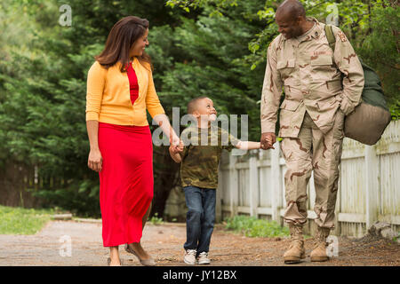 Afrikanische amerikanische Frau und junge Wandern mit Soldat Stockfoto