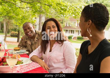Afrikanische amerikanische Männer und Frauen im Picnic lachen Stockfoto