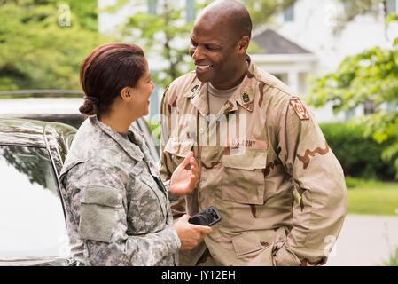 Lächelnd Afrikanische amerikanische Soldat Ehepaar miteinander reden in der Nähe Auto Stockfoto