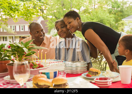Multi-Generation, Familie feiern mit Kuchen im Picnic Stockfoto