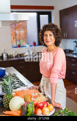 Portrait von Hispanic Frau in der heimischen Küche Stockfoto