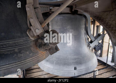 Den Hammer auf eine der vier kleineren Glocken um Big Ben (rechts), die während der Renovierung das Elizabeth Tower im Palast von Westminster, London ausgebaut und gereinigt werden. Stockfoto