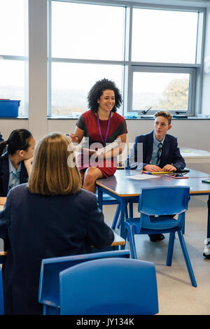 Teaching Assistant ist die Interaktion mit Studenten während einer Lektion. Stockfoto