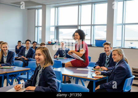 Happy High School Studenten und lachen sich an ihren Lehrer, der ist aus dem Rahmen heraus, während eine Schule Lektion. Stockfoto