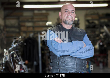 Ernsthafte kaukasischen Mann mit verschränkten Armen Stockfoto