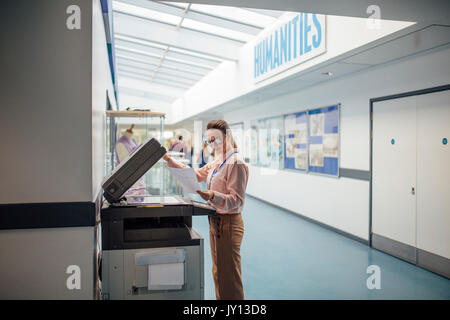 Lehrer ausdrucken Arbeitsblätter für Ihre nächste Lektion über die Drucker in der Aula. Stockfoto