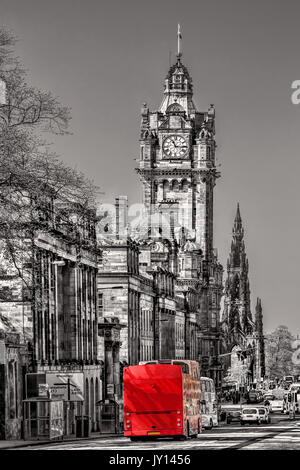 Edinburgh mit roten Bus gegen Clocktower in Schottland, Großbritannien Stockfoto