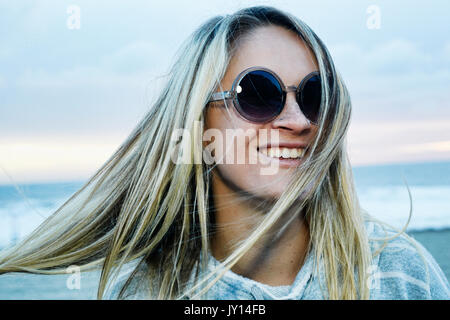 Portrait von lächelnden kaukasische Frau am Strand Stockfoto