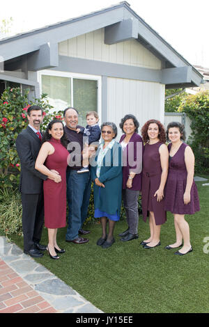Multi-Generation, Familie in der Nähe von Haus posing Stockfoto