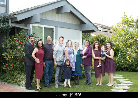 Multi-Generation, Familie in der Nähe von Haus posing Stockfoto