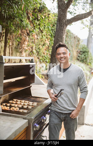 Portrait von lächelnden Chinesen Kochen auf dem Grill Stockfoto