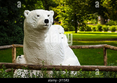 Planckendael Zoo, Mechelen, Belgien - 17. AUGUST 2017: Weiße Eisbär aus Lego Steinen in der Ausstellung "die Natur verbindet" von Sean Kenney Stockfoto