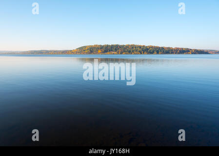 Ruhigen See im Herbst Stockfoto