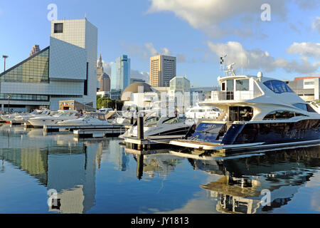 Die nordküste Hafen im Sommer in Cleveland, Ohio, USA bringt Boote, die Teil der Skyline der Stadt, die den Rock and Roll Museum umfasst werden. Stockfoto