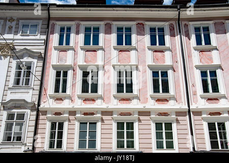 Renovierte Fassade und Dach eines alten Hauses in Ljubljana Stockfoto