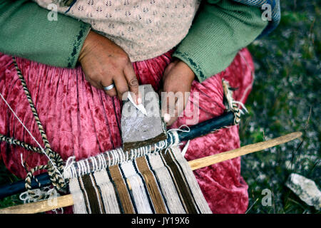 Frau auf einem traditionellen Webstuhl in Peru arbeiten Stockfoto
