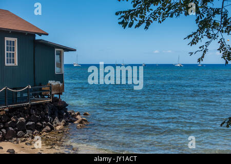 Ein Blick auf die Boote im Hafen von Lahaina auf Maui, Hawaii verankert. Stockfoto