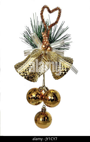 Goldene Weihnachten Dekoration - zwei Glocken mit Schleife, goldene Blätter, grün Zweig der Tannenbaum und drei Kugeln, auf weißem Hintergrund Stockfoto
