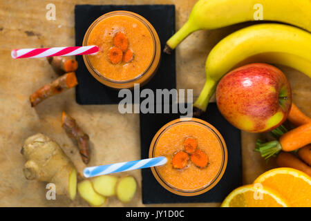 Frischen Smoothie mit Karotte, Apfel, Orange, Banane, Ingwer und Kurkuma Wurzel - Hohe Betrachtungswinkel Stockfoto