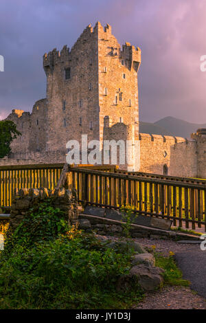 Ross Castle ist ein aus dem 15. Jahrhundert und das Tower House und am Rande des Lough Leane halten, im Nationalpark Killarney, County Kerry, Irland.