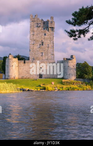 Ross Castle ist ein aus dem 15. Jahrhundert und das Tower House und am Rande des Lough Leane halten, im Nationalpark Killarney, County Kerry, Irland. Stockfoto