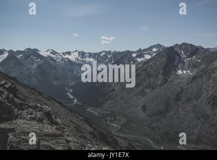 Rocky Mountain Landschaft, Fluss durch eine Schlucht zwischen zwei Bergen fliesst Stockfoto