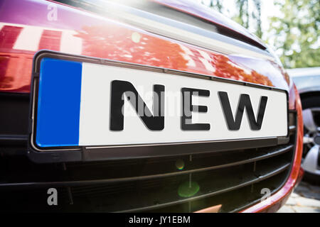 Nahaufnahme der Nummernschild zeigt neue Wort auf dem Auto Stockfoto