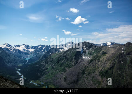 Blick von oben auf das Tal zwischen hohen Bergen, in denen fließt einem mäandernden Fluss, der aus dem oberen See multinskoe Stockfoto
