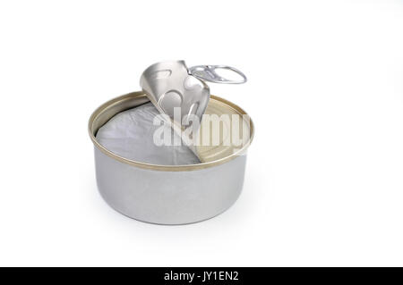Bank von Käse in der Konserve isoliert auf weißem geöffnet Stockfoto