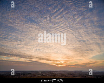 Ein dramatischer Sonnenuntergang in Domboshawa, Simbabwe. Stockfoto