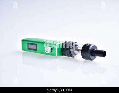 Simple green box Mod isoliert auf weißem Stockfoto