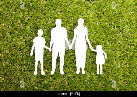 Hohe Betrachtungswinkel von Familie Papercut auf Gras Stockfoto