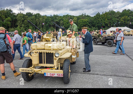 Ältere Kriegsveteranen im Gespräch mit jungen WK 2 reenactors in WWII SAS Willys MB Jeep während des Zweiten Weltkriegs militaria Messe Stockfoto